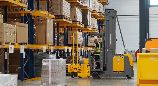 Les étagères de marchandise à Feyzin